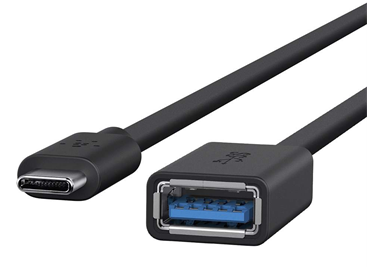 Câble noir USB-C vers USB-A, avec des connecteurs à chaque extrémité. Le câble est sur un fond blanc.