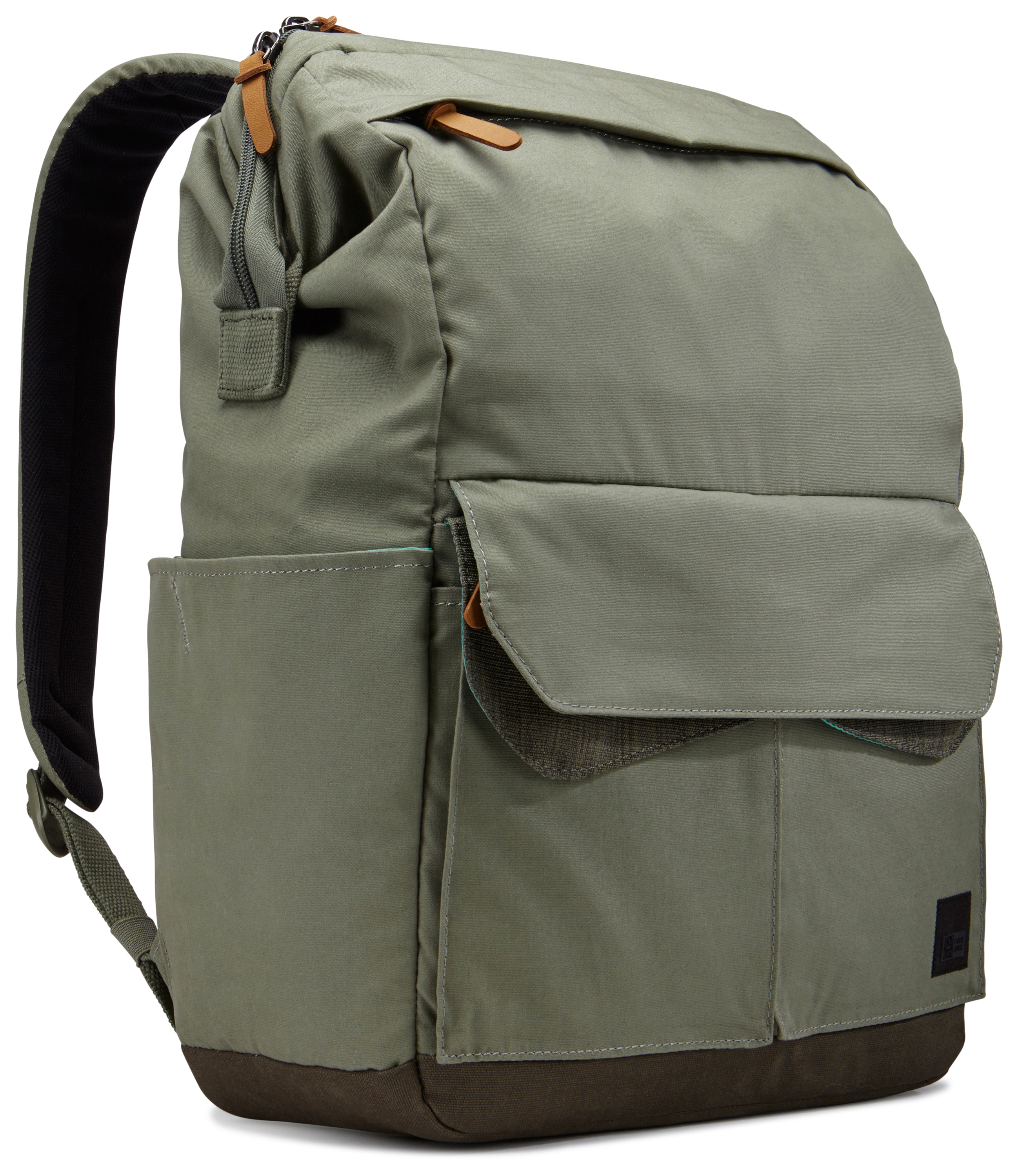 Ein grüner Canvas-Rucksack mit braunen Akzenten. Er hat ein Hauptfach, eine Seitentasche und eine Fronttasche.
