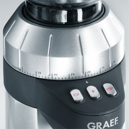 Nahaufnahme einer Kaffeemühle mit silbernem Gehäuse, einem Drehregler und Tasten für verschiedene Mahlgrade.