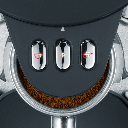 Nahaufnahme der Bedienelemente einer Espressomaschine. Drei Tasten leuchten: Tasse, P, Tasse, über dem Kaffee.