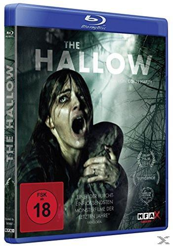 Blu-ray-Cover mit schreiender Frau, die ein Baby hält, und dunklem Waldhintergrund.