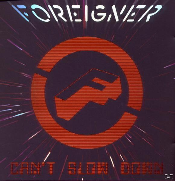 Albumcover für Foreigners Album 'Can't Slow Down'. Enthält ein rotes Logo und Text.