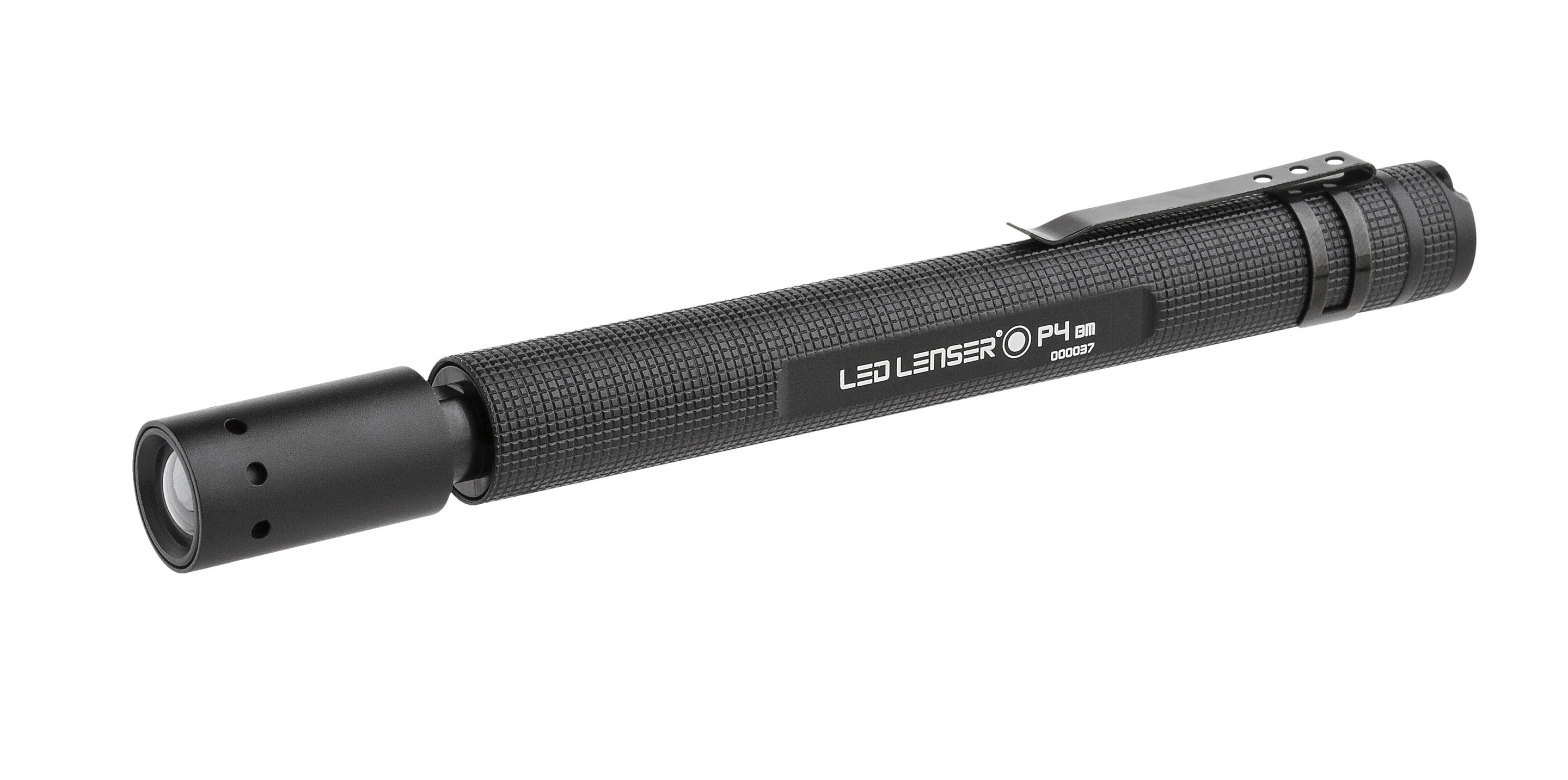 Eine schwarze LED Lenser P4 BM Taschenlampe auf weißem Hintergrund.