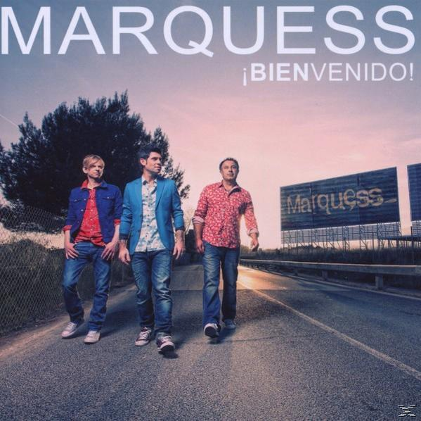 Albumcover: Marqueess-Band auf einer Straße, Text '¡Bienvenido!' und ein Himmelshintergrund.