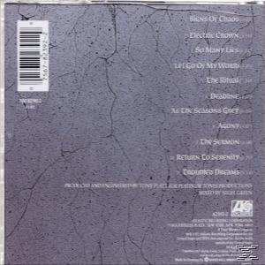 Egy CD-tok hátulja szöveggel és vonalkóddal, texturált, szürke háttérrel.