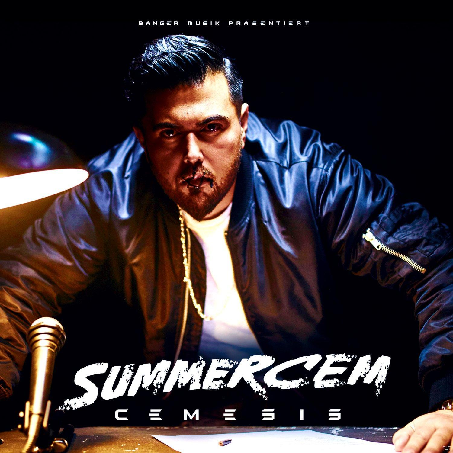 Summer Cem Albumcover. Ein Mann in einer schwarzen Jacke sitzt an einem Schreibtisch mit einem Mikrofon.