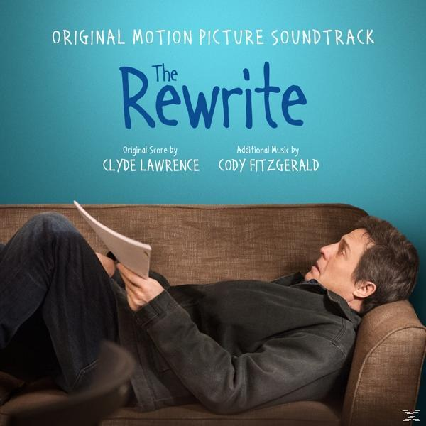 Férfi barna kanapén fekszik, papírt olvas. Szöveg: The Rewrite, eredeti filmzene.