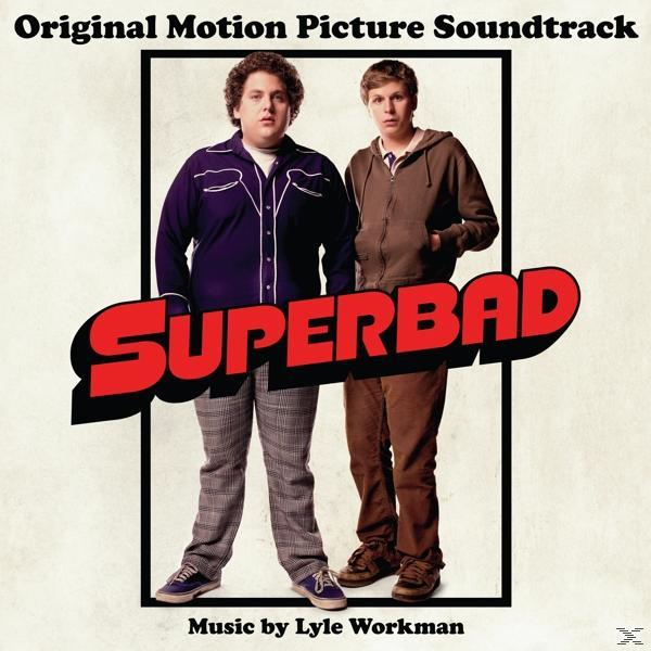 Superbad film borító. Két férfi áll egy fehér háttér előtt, piros címmel.