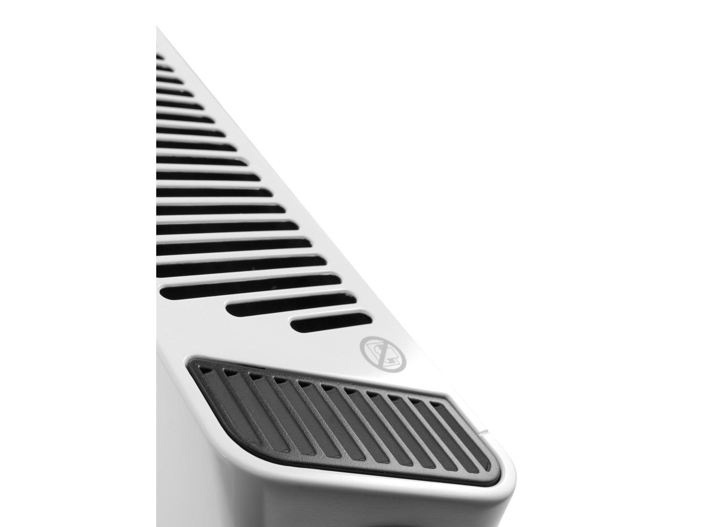 Close-up van een witte elektrische kachel met een zwarte grill aan de onderkant en een veiligheidssymbool.
