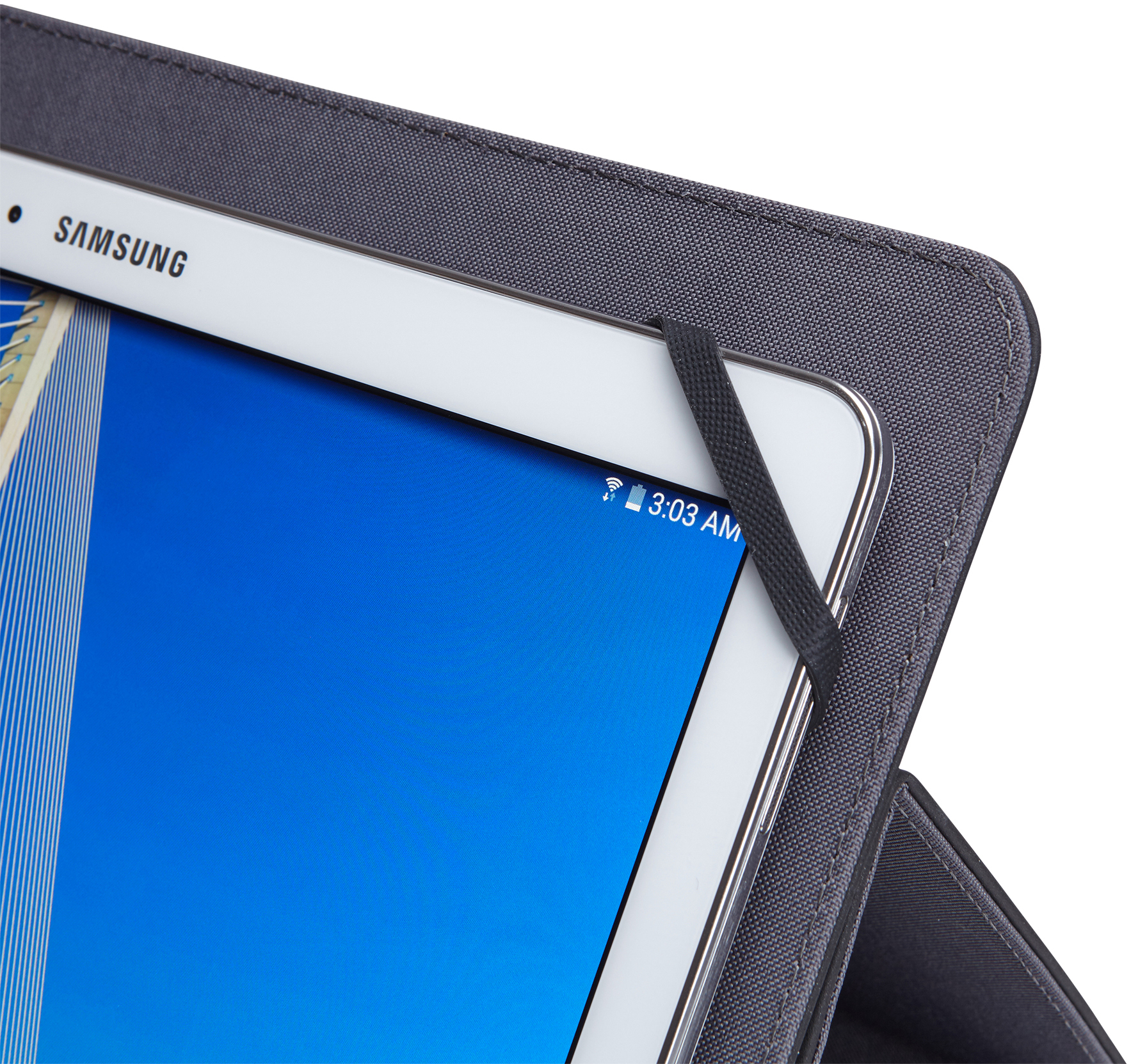 Close-up van een tablet in een grijze hoes. Het scherm toont de tijd en een signaal.