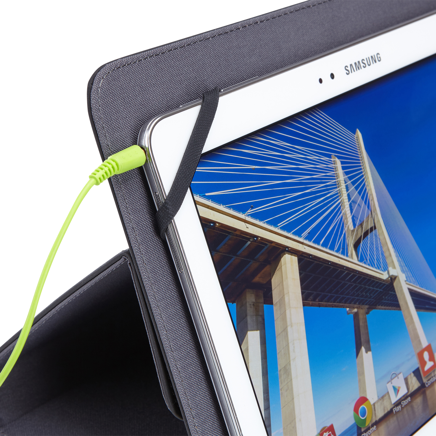 Close-up van een tablet met een brugfoto, aangesloten op een groene kabel.