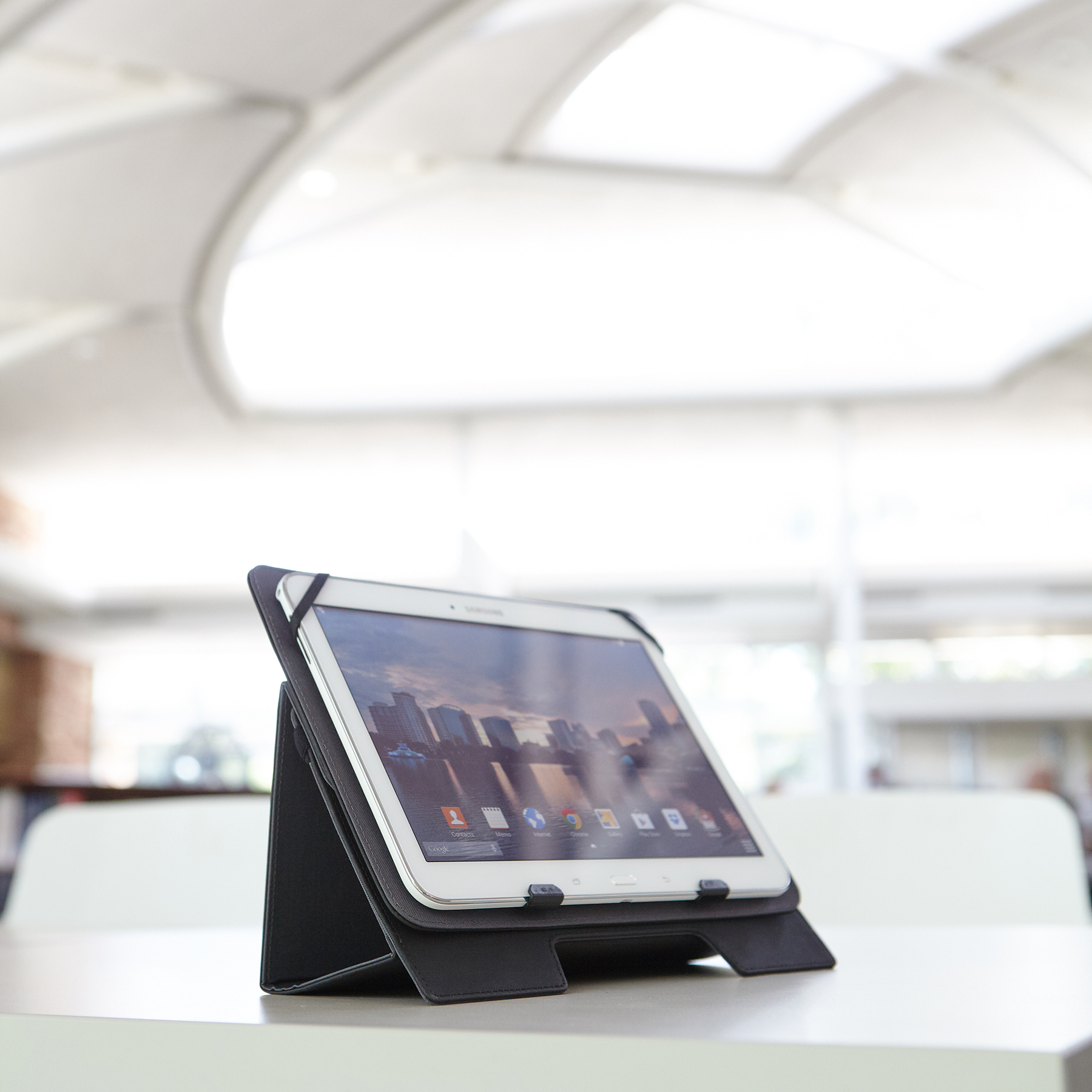 Een tablet op een standaard. De achtergrond is wazig.