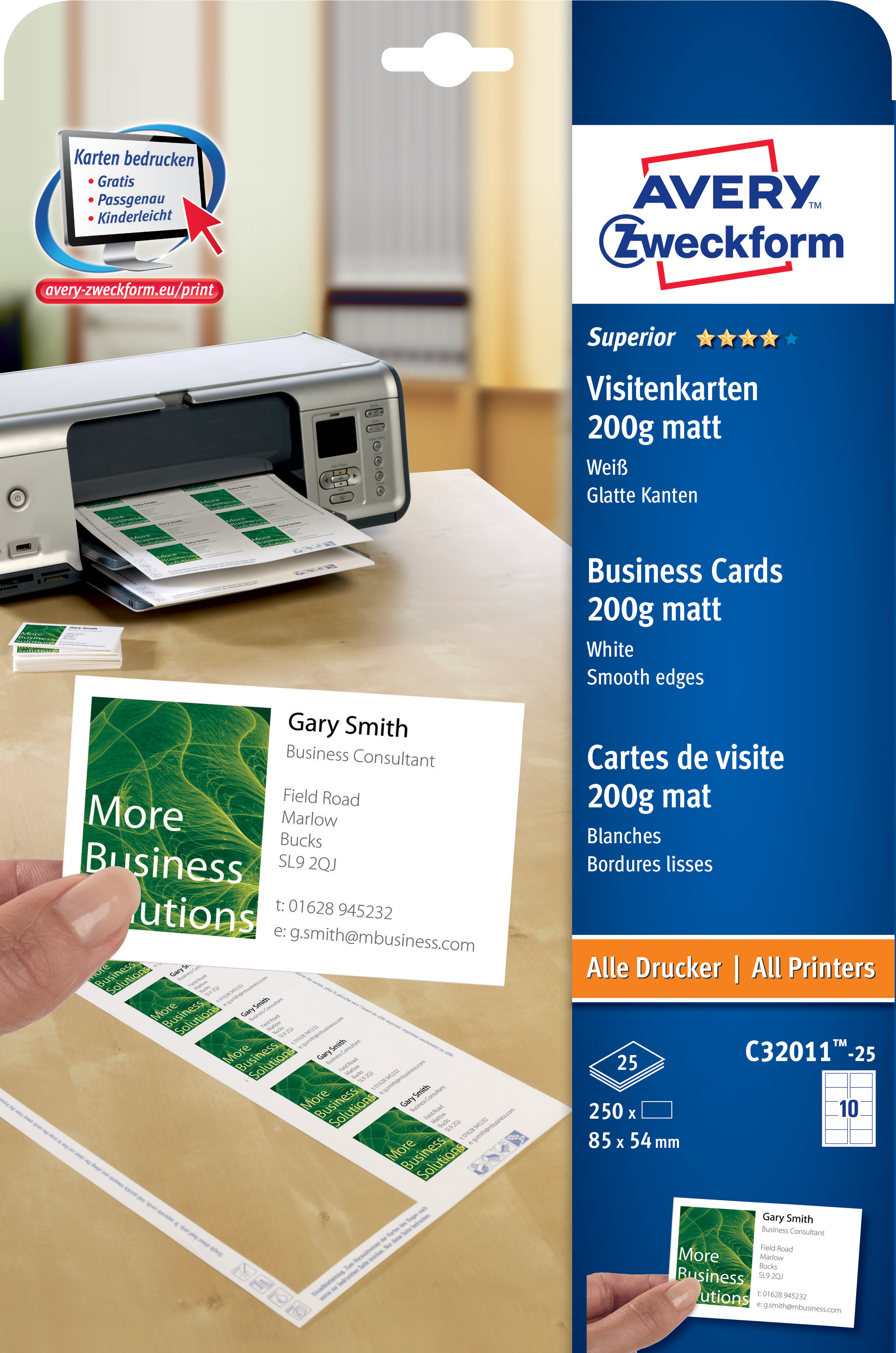 Hand hält Visitenkarten, im Hintergrund ein Drucker. Die Karten haben ein grünes Logo.