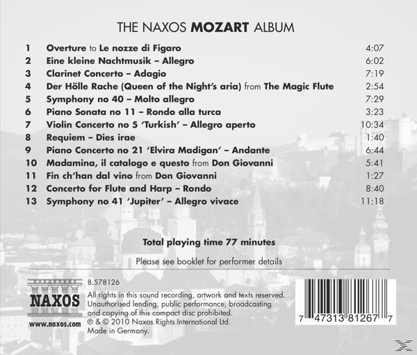 Rückseite einer Mozart-Album-CD mit Titelliste und Text auf unscharfem Hintergrund einer Stadt.
