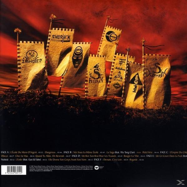 Albumcover mit Flaggen und Text. Ein roter Himmel im Hintergrund. Mit verschiedenen Logos.