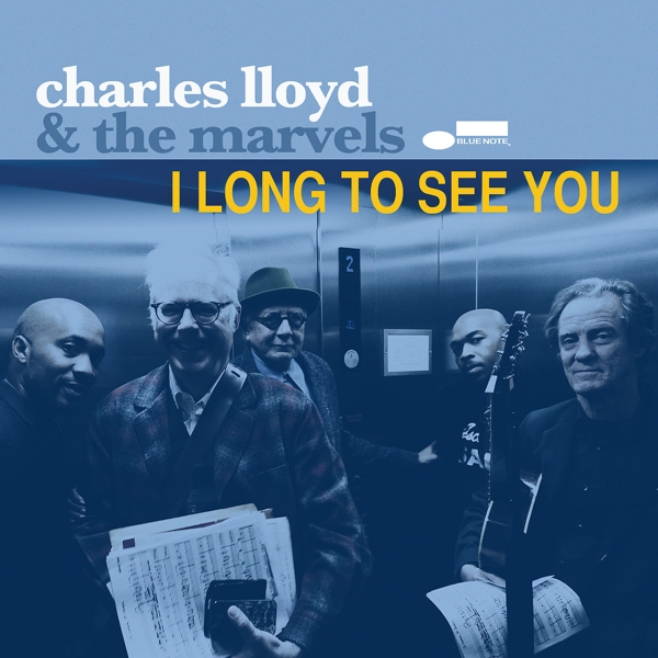 Albumcover mit Charles Lloyd & the Marvels, mit einer Gruppe in einem Aufzug. Blauer Hintergrund.
