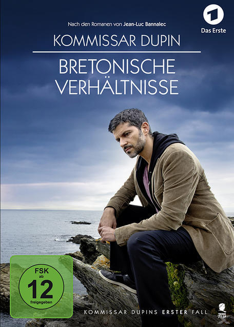 Filmcover: Mann auf Felsen, Kommissar Dupin, Bretonische Verhältnisse. Blauer Himmel, Meer und Felsen.