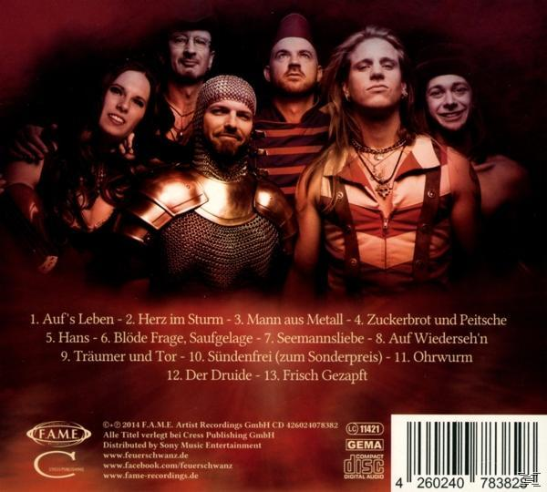 CD-Cover mit einer Gruppe von Leuten in alten Kostümen. Dunkelroter Hintergrund mit Text, Bandname unten.