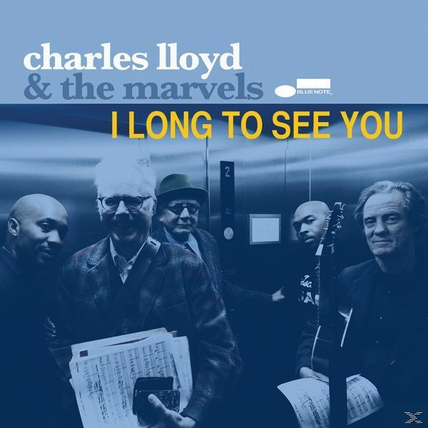 Albumcover: Charles Lloyd & The Marvels. Fünf Personen in einem Aufzug. Blauer Hintergrund mit gelbem Text.