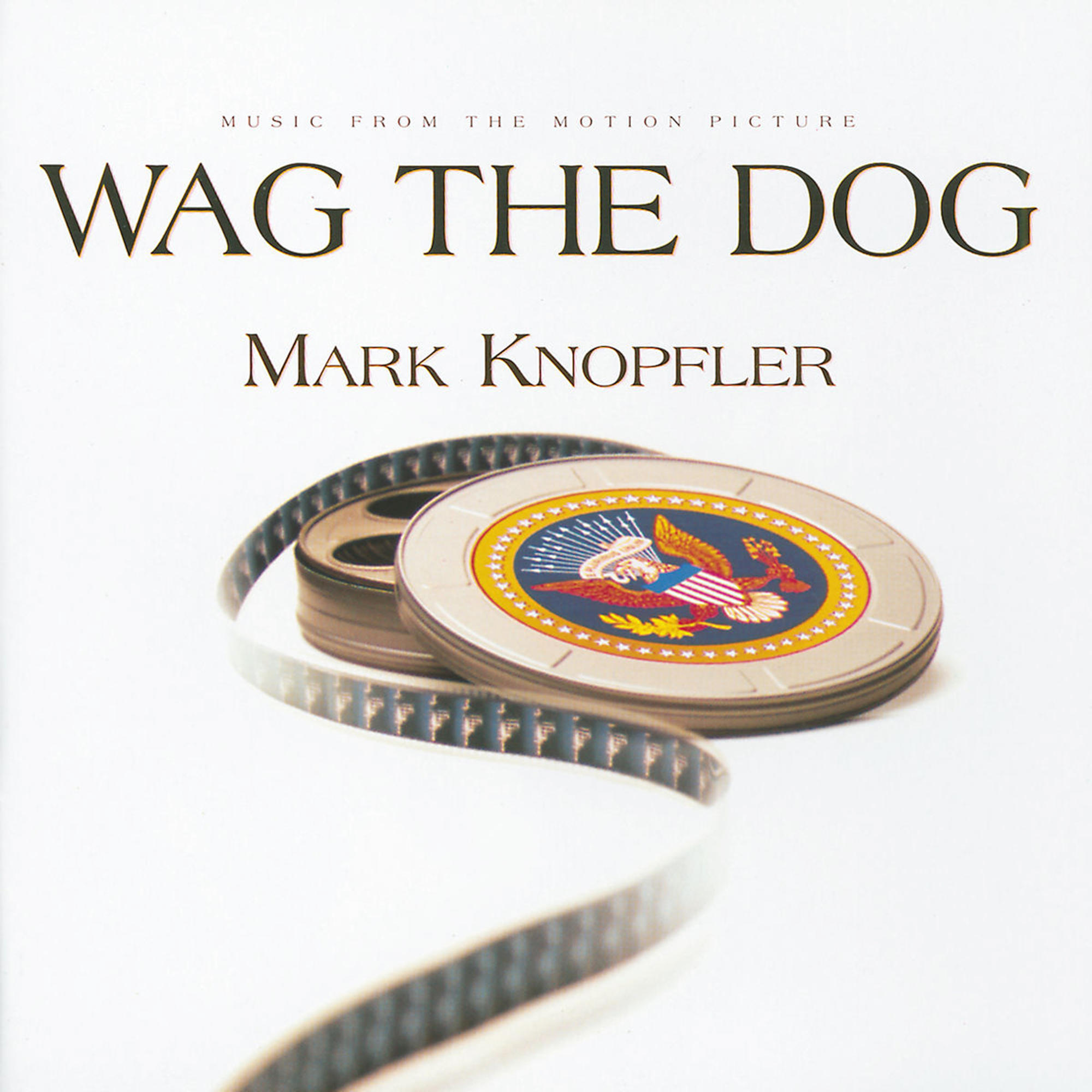 Filmrollen-Hülle mit Präsidentensiegel, Filmstreifen und dem Titel 'Wag the Dog'.