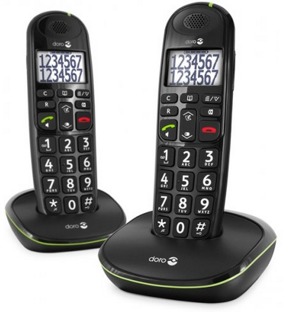 Twee zwarte draadloze telefoons op oplaadstations. Grote cijfers op het scherm.