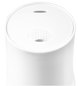Un appareil blanc avec un dessus perforé et une petite ouverture.