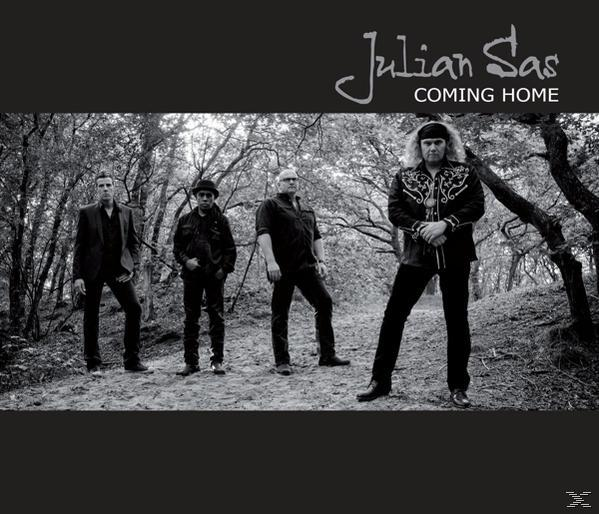 Schwarzweißes Albumcover mit vier Männern in einem Wald. Der Text 'Julian Sas Coming Home' steht darüber.