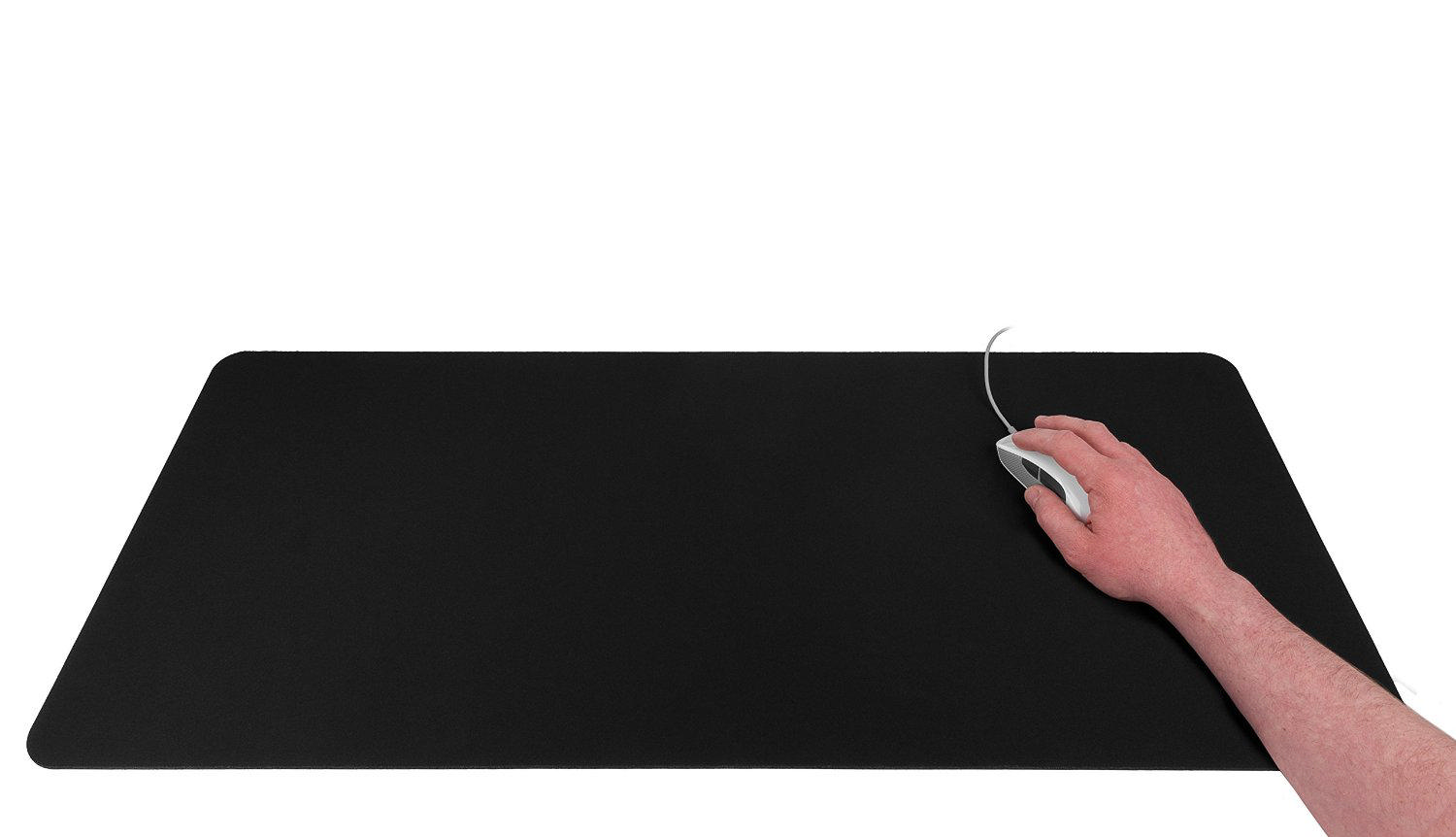 Beyaz bir fare ile siyah bir mouse pad üzerinde el.