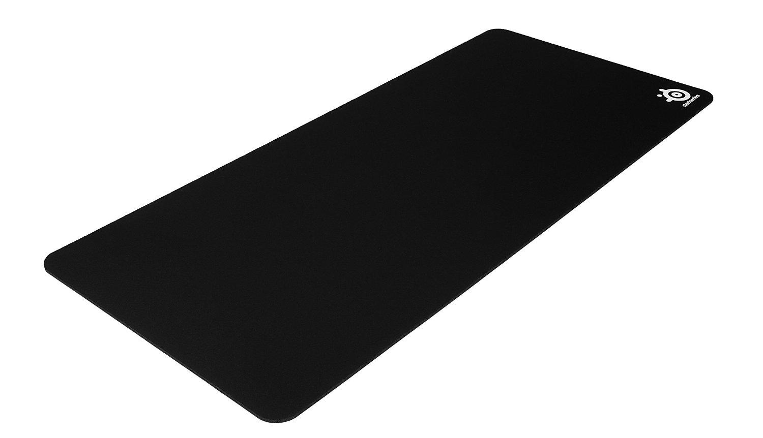Beyaz bir arka plan üzerinde siyah dikdörtgen bir mouse pad. SteelSeries logosu sağ üst köşede.