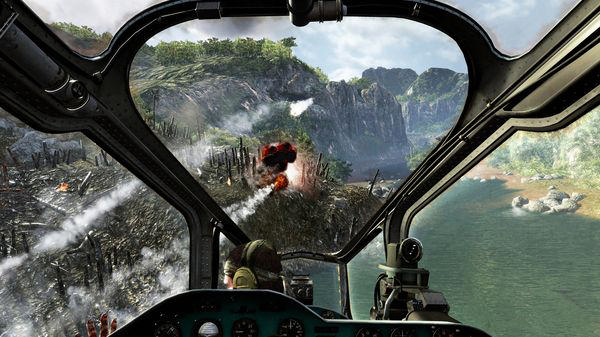 Bir helikopter kokpitinden bir savaş bölgesinin, patlamaların ve dağların görünümü.