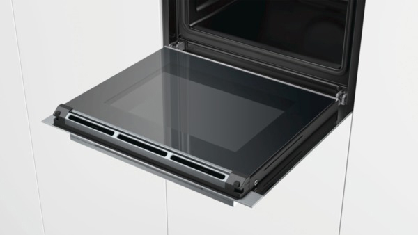Backofentür, geöffnet, zeigt den Innenraum und das Glas.