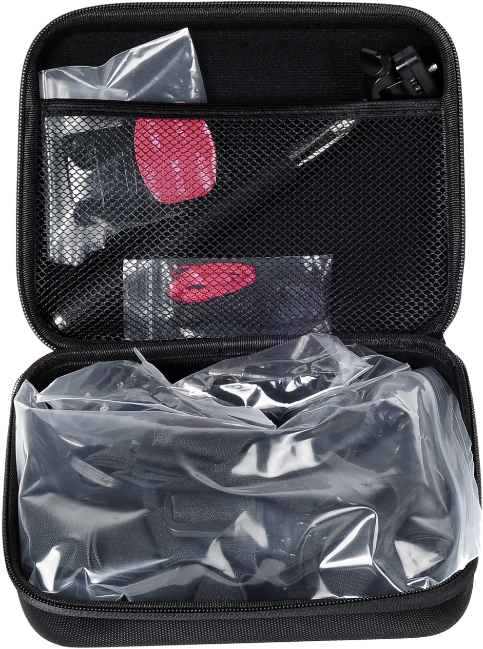 Un étui noir ouvert, révélant des accessoires photo dans des pochettes et du plastique transparent.