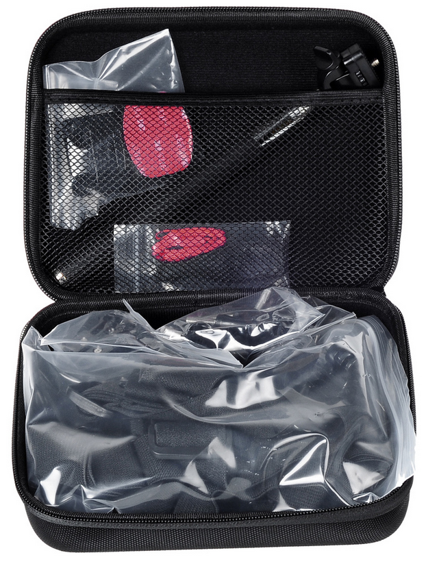 Een zwarte etui met ritssluiting open met diverse accessoires voor actiecamera's erin.