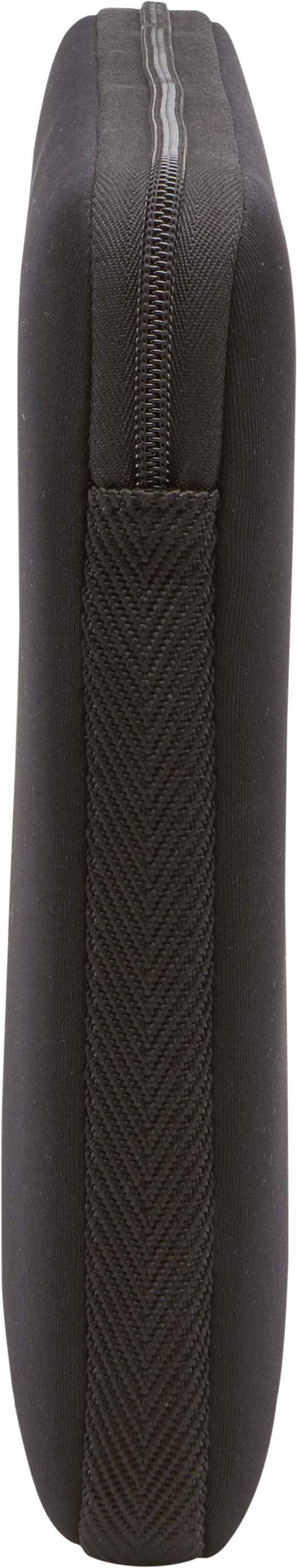 Zwarte sleeve case. Een rechthoekige zwarte sleeve case, met rits aan de bovenkant.