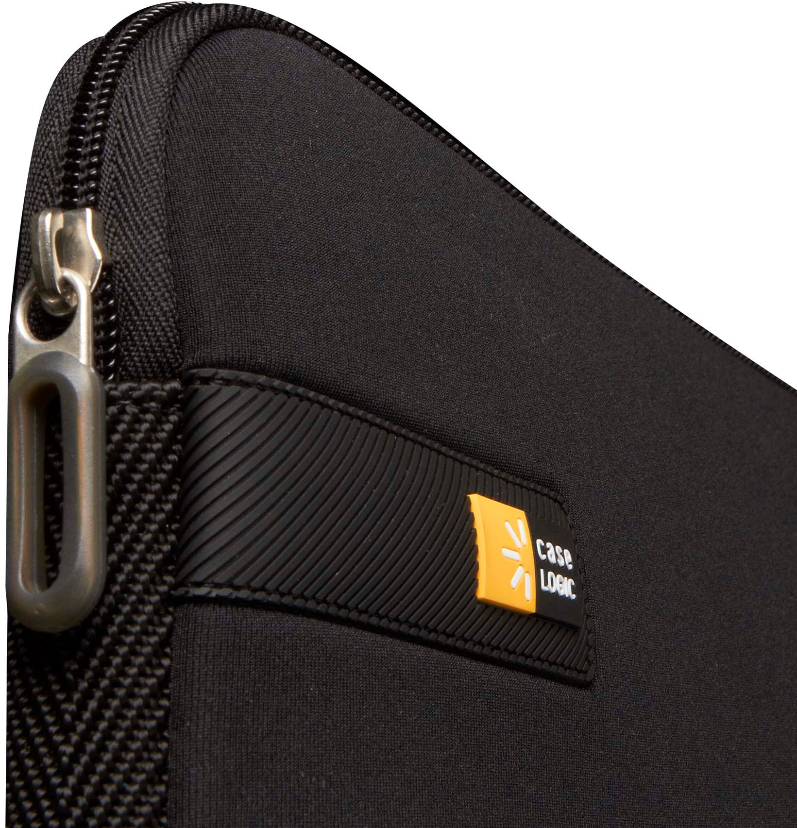 Zwarte laptoptas met een rits en een Case Logic-logo op een zwart, getextureerd oppervlak.