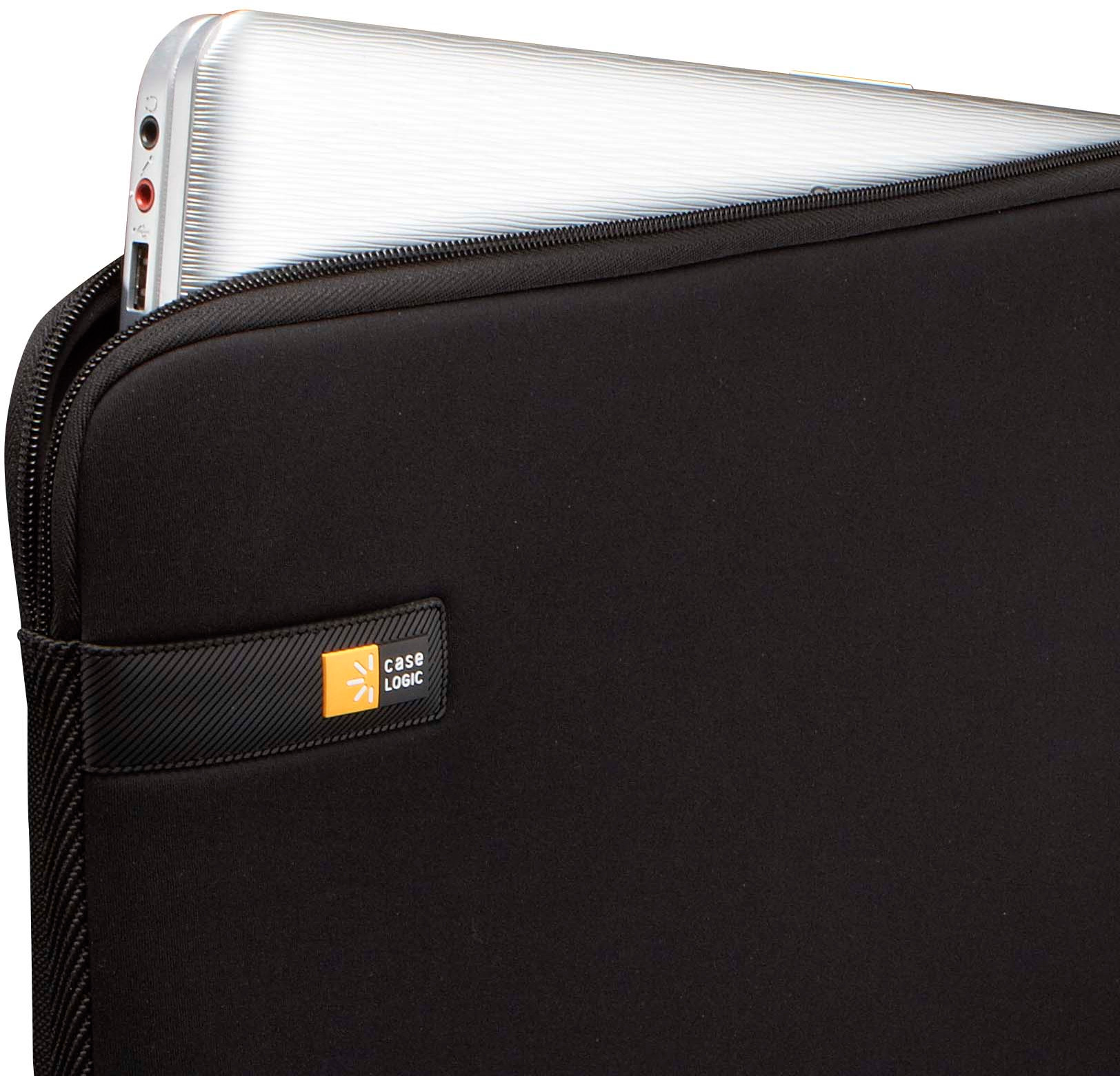 Een zwarte laptoptas gedeeltelijk open. Een zilveren laptop is zichtbaar binnenin. Het Case Logic-logo is aanwezig.