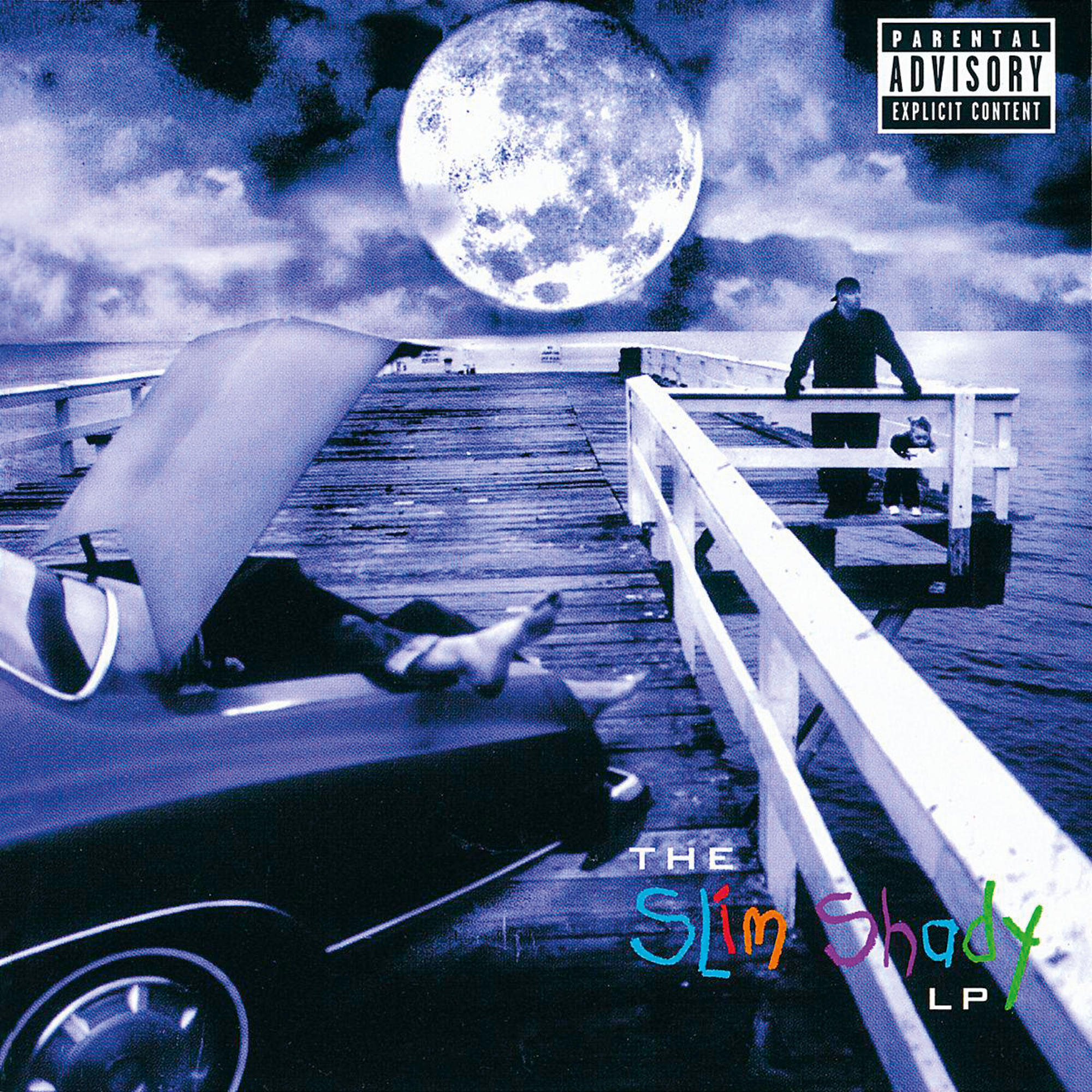 Das Albumcover The Slim Shady LP. Ein Mann ist am Steg, ein Auto ist in der Nähe des Wassers und ein großer Mond.