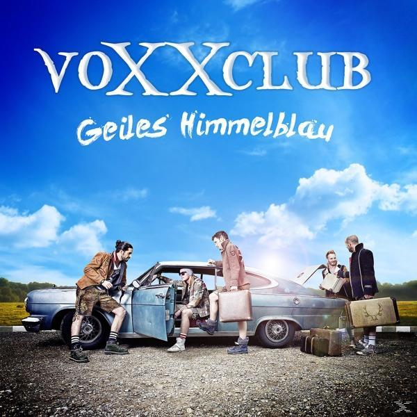 VOXXCLUB-Albumcover. Männer in der Nähe eines Oldtimers, mit Koffern. Blauer Himmel mit weißen Wolken im Hintergrund.