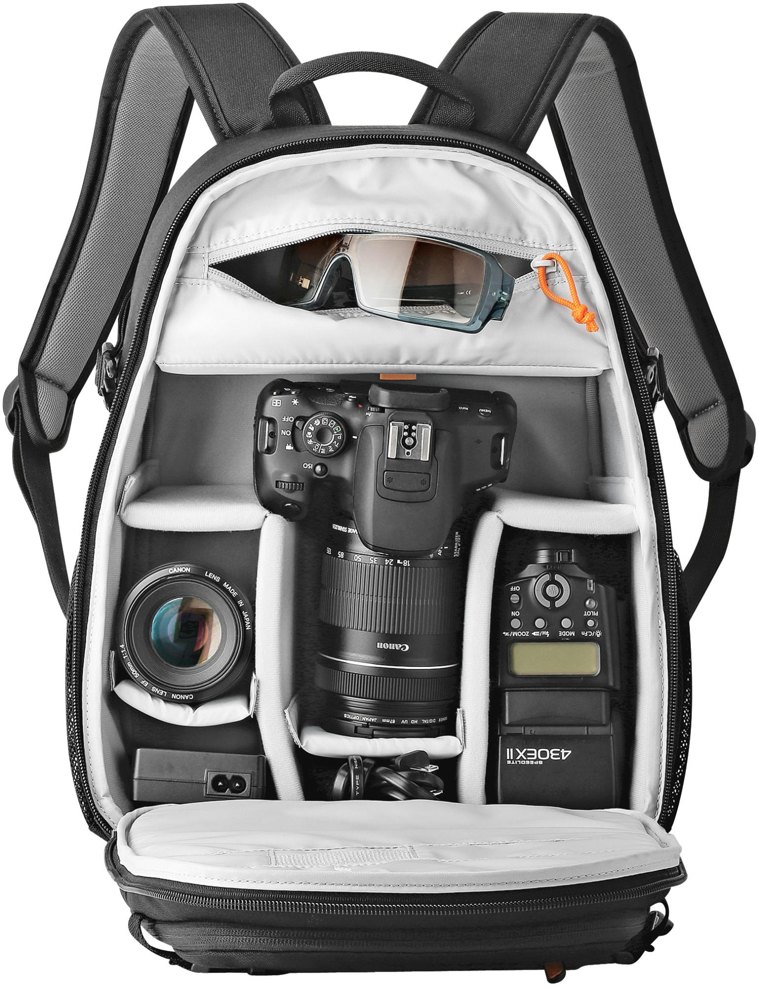 Sac à dos noir avec appareil photo, objectifs et accessoires.