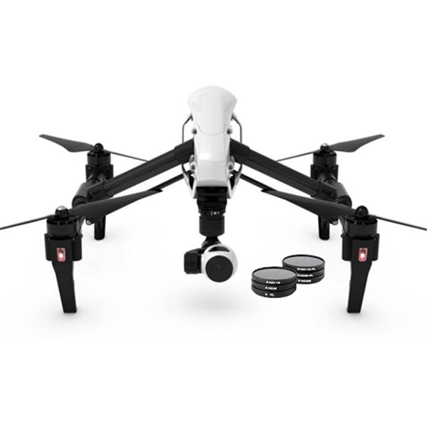 Een witte en zwarte drone met vier propellers, een camera en twee ronde lensfilters tegen een witte achtergrond.