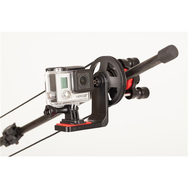 Een actiecamera gemonteerd op een rig met een pijlvormig ontwerp, tegen een witte achtergrond.