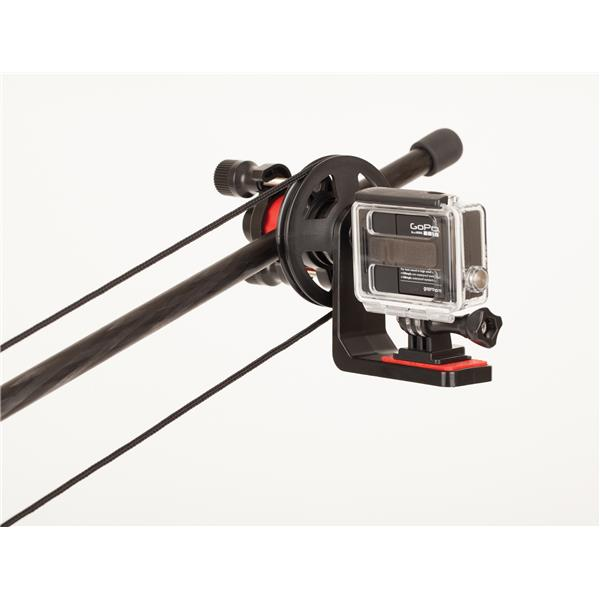 Camera op een jib arm, zwart en rood, tegen witte achtergrond.