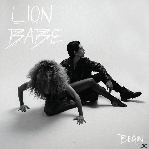 Albumcover mit Mann und Frau vor weißem Hintergrund. Der Albumtitel lautet Begin.