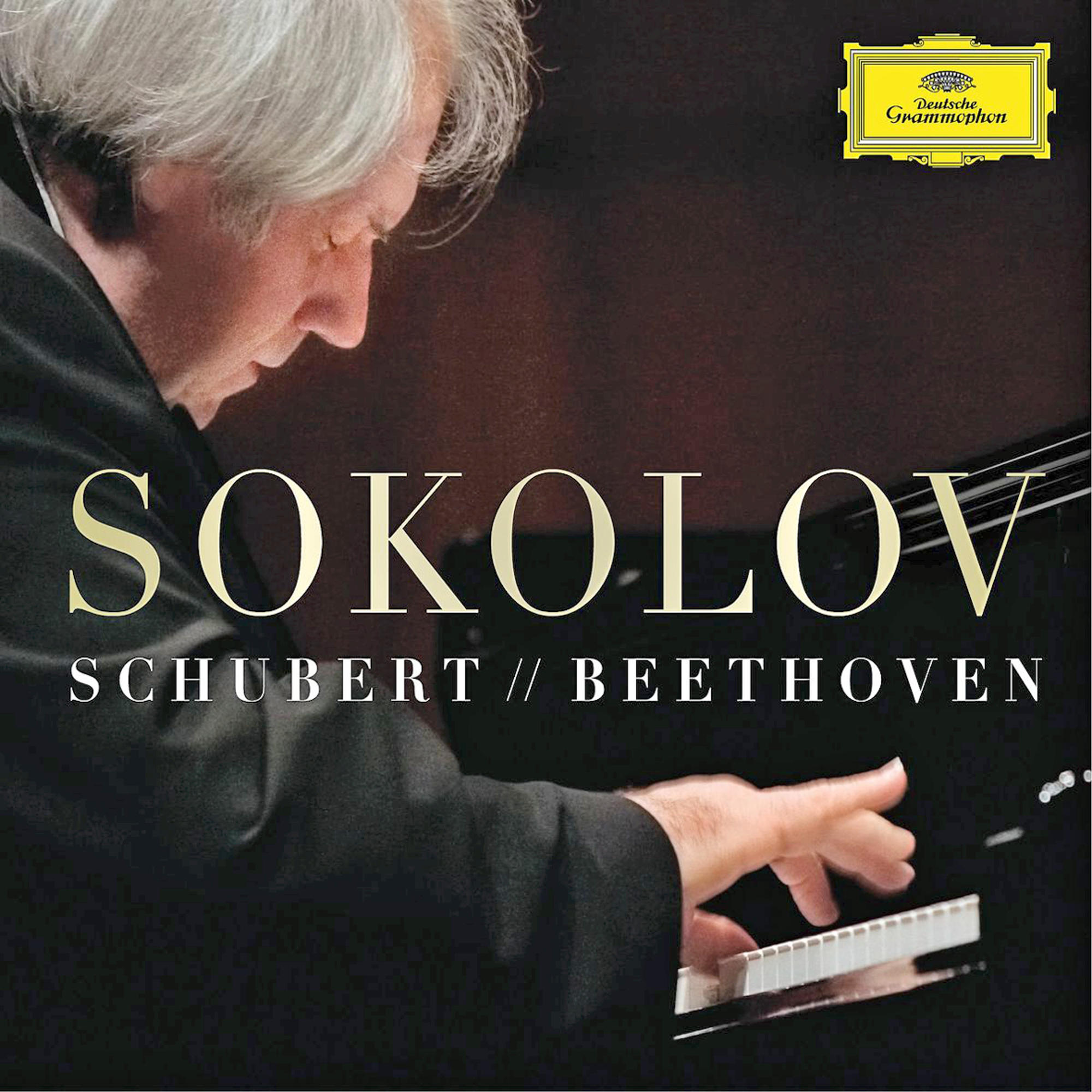 Albumcover von Sokolov, der Schubert und Beethoven auf einem Klavier spielt. Dunkler Hintergrund.