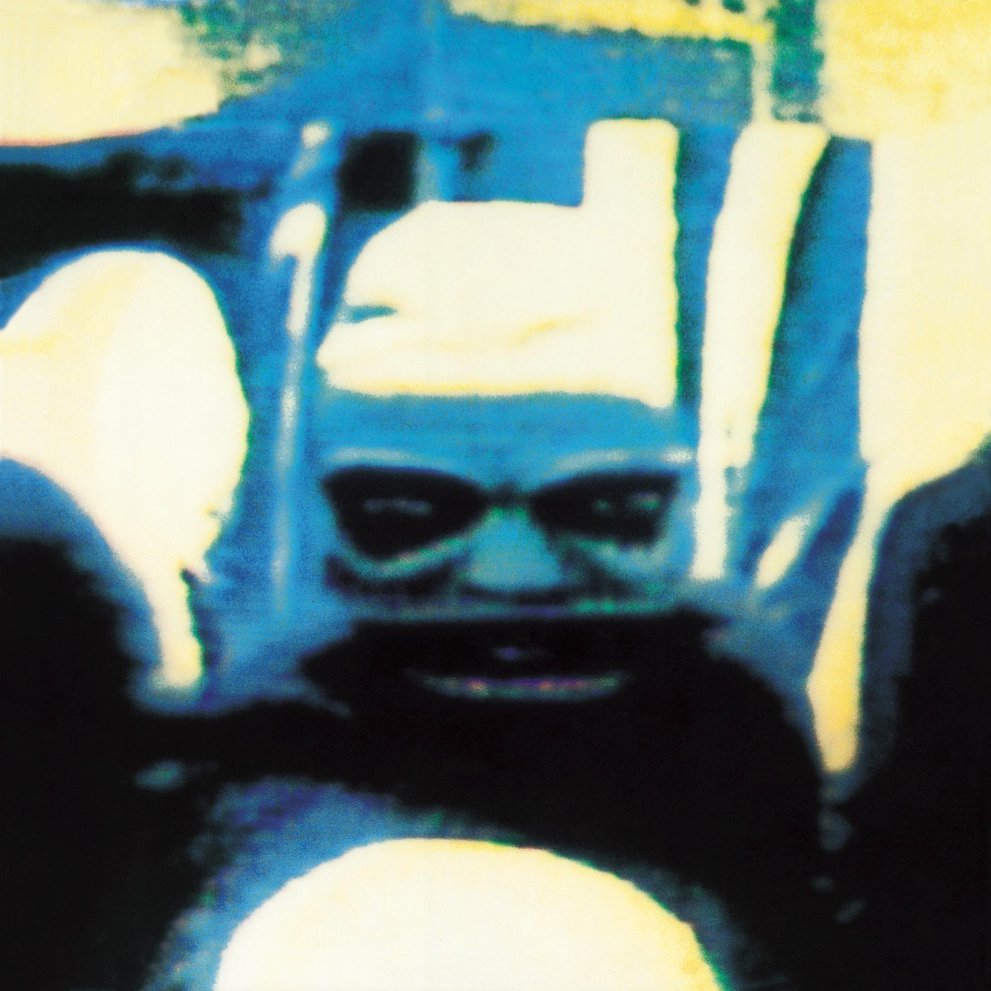 Verschwommenes Bild eines Gesichts mit Bart, in Blau und Gelb, abstrakte Kunst.