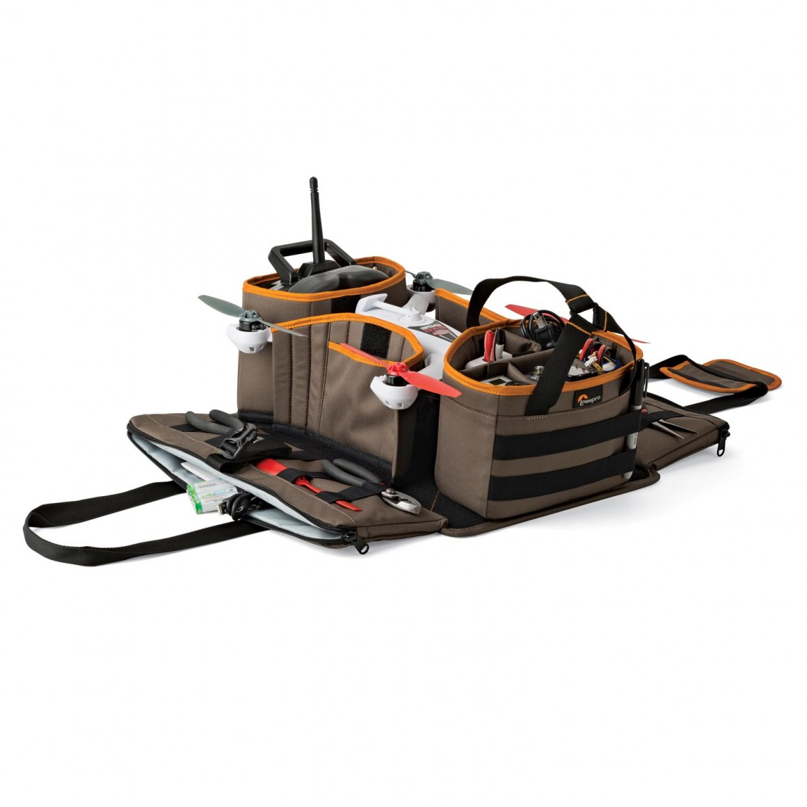 Een gereedschapstas met diverse drone-onderdelen en accessoires erin en eromheen.