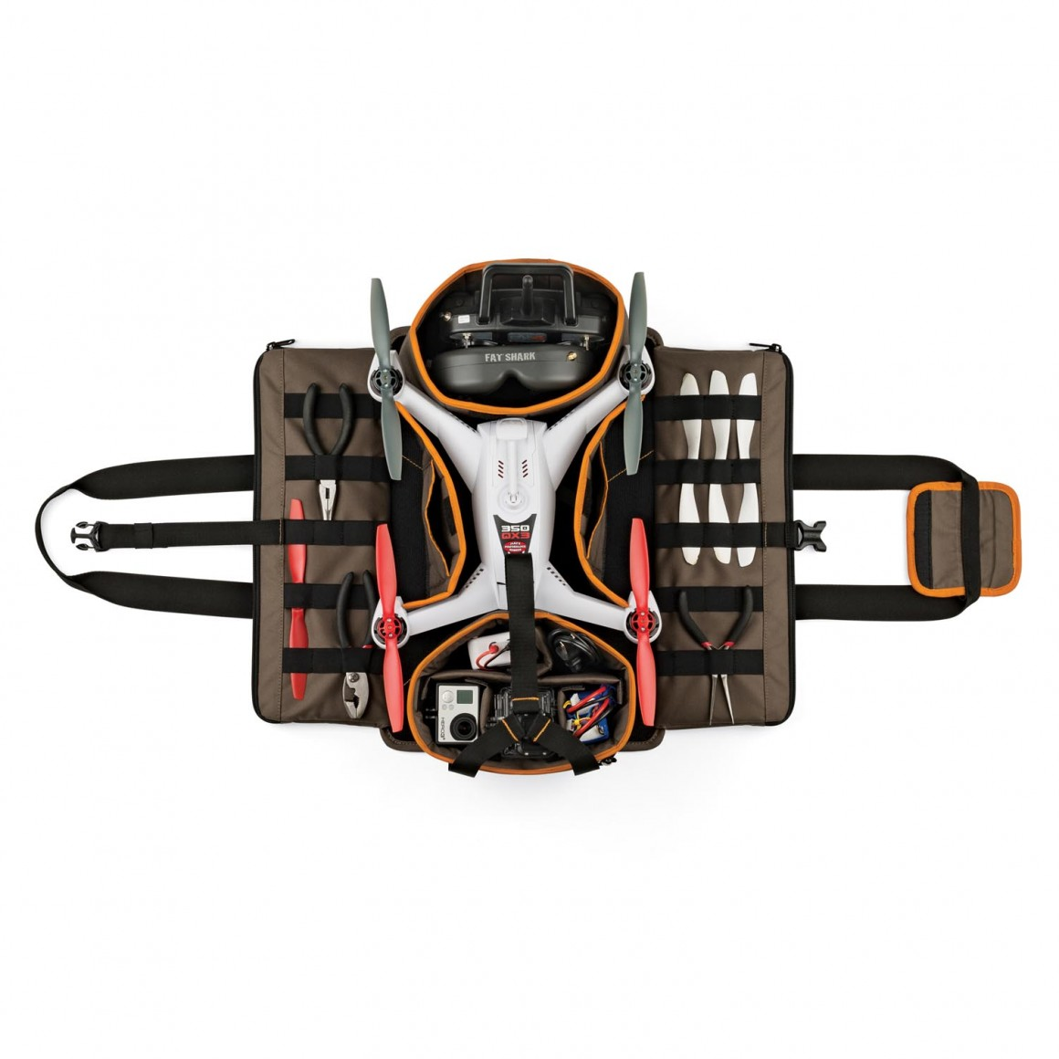 Drone en accessoires georganiseerd in een draagtas, bovenaanzicht, op een witte achtergrond.