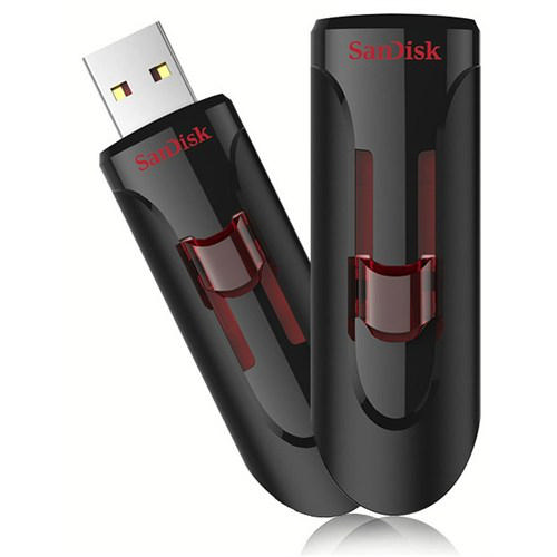 Beyaz bir arka plan üzerinde açılı olarak yerleştirilmiş iki siyah ve kırmızı SanDisk USB flash sürücü.
