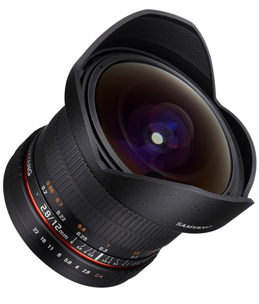 Een zwarte Samyang 2.8/12mm lens staat schuin. Het heeft een zonnekap, een focusring met oranje markeringen en een helder glaselement.