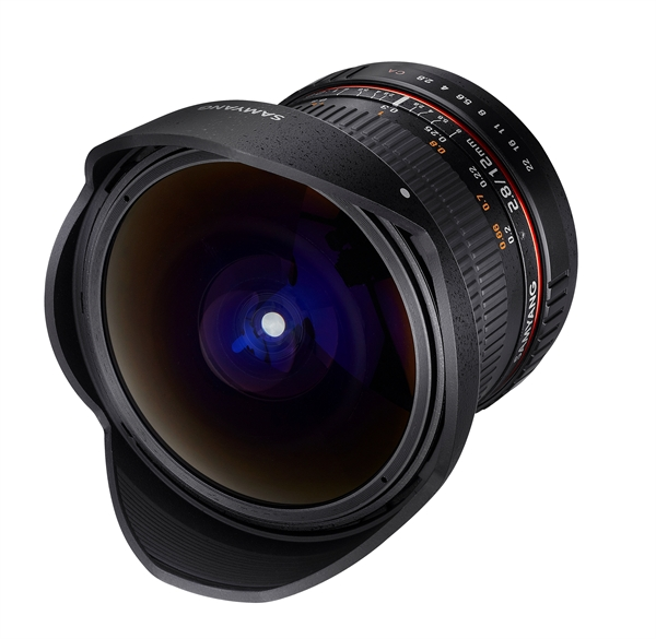 Een zwarte Samyang 2.8/12mm lens. De lens heeft een ingebouwde zonnekap en focus- en diafragmaringen.